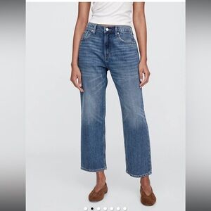 Gap NWT Mid Rise Soft Relaxed Straight Crop Jeans Size 29 Long in Medium Wash